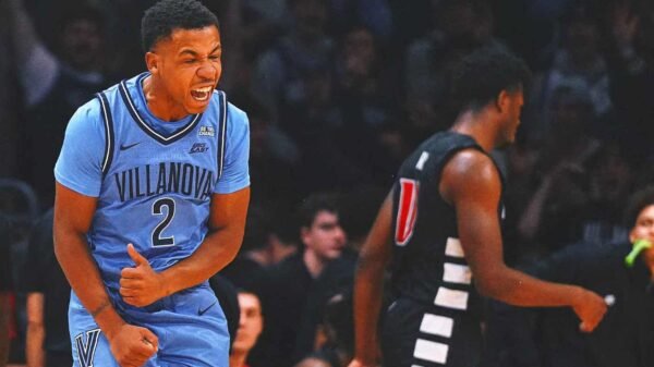 Eric Dixon scores 31 points as Villanova beats No. 14 Cincinnati 68-60