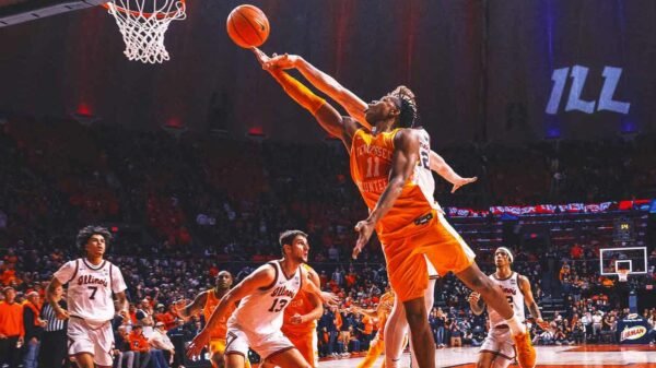 Jordan Gainey scores at buzzer to lift No. 1 Tennessee to 66-64 win over Illinois