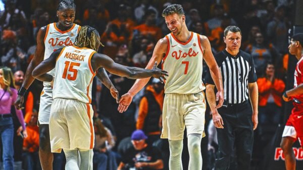 AP Top 25: Unbeaten Tennessee tightens grip on No. 1 in men's poll